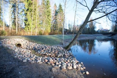 Korson keskuspuiston lampien ruoppaus, siltojen ja padon rakentaminen