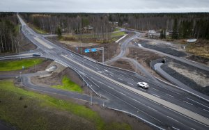 VRJ Pohjois-Suomi Oy toteutti Valtatie 20 Kuusamontien liikennejärjestelyt Kiimingissä Purontien kohdalla. 