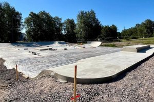 Tilkanniityn betonisen skeittipaikan rakentaminen